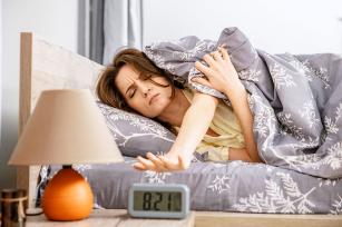 Mungesa e gjumit mund të ketë pasoja afatshkurtra ose afatgjata në jetën tuaj pasi ndikon në shëndetin dhe mirëqenien tuaj. 