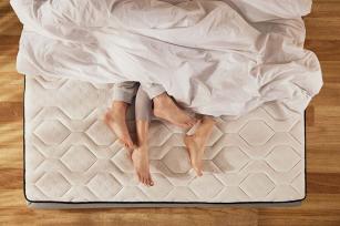Si të ndaloni zgjimin gjatë natës dhe të parandaloni dhimbjen e shpinës gjatë gjumit?